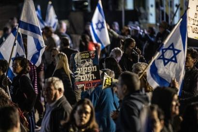 İsrail'de Binlerce Kişiyi Netenyahu'yu Protesto Etti