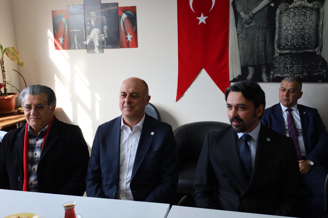 İYİ Parti İzmir Büyükşehir Belediye Başkanı Ümit Özlale ve Çiğli Belediye Başkanı Özgür Doğan'dan Atatürkçü Düşünce Derneği Çiğli Şubesi'ne Ziyaret