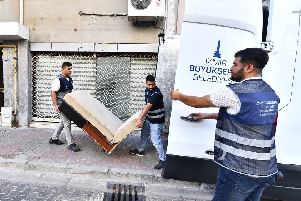 İzmir Büyükşehir Belediyesi ihtiyaç sahiplerine 2. el eşya ulaştırıyor.