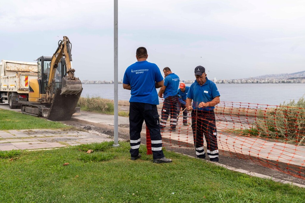 İzmir Büyükşehir Belediye ekipleri Kordon'da Fırtına Duvarları için çalışmalara başladı.