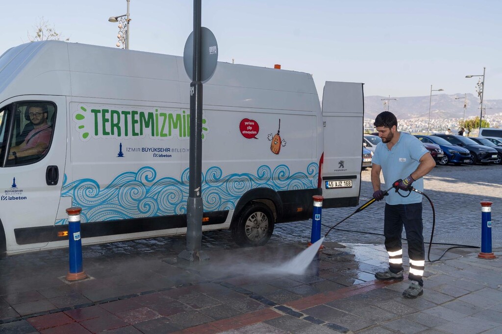 İZBETON'a ait yıkama aracı.