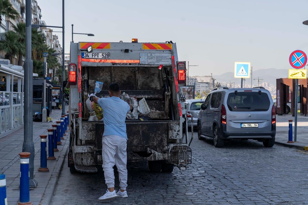 İzmir Büyükşehir Belediyesi'ne ait bir çöp kamyonu