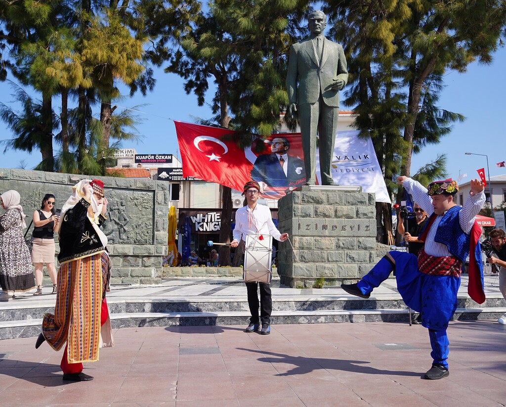 Ayvalık Engelliler Şenliği'nde zeybek gösterisi