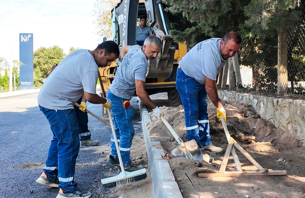 İzmir'in Güzelbahçe ilçesinde asfalt seferberliği