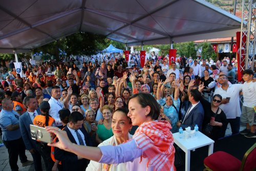 Karabağlar Belediye Başkanı Helil Kınay, 12. Kavacık Festivali'nde sahne alan Belkıs Akkale'yle fotoğraf çektirdi