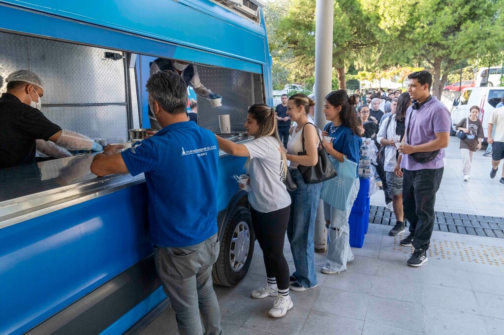 İzmir Büyükşehir'den üniversite öğrencilerine sıcak yemek ikramı