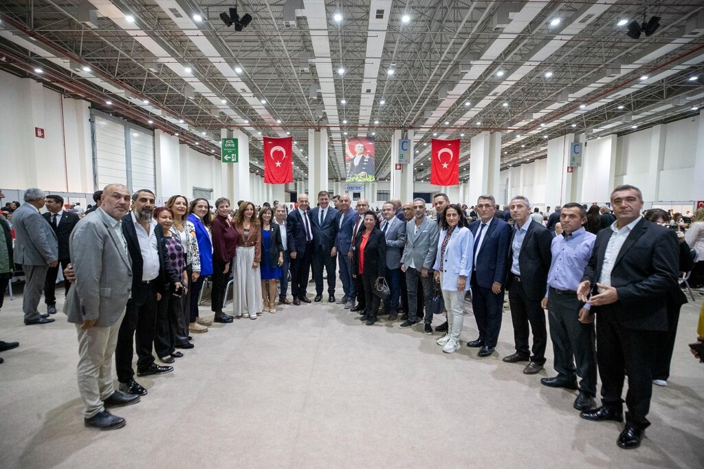 Cemil Tugay Muhtarlar Günü dolayısıyla, İzmirli muhtarlarlar için yemek düzenledi.