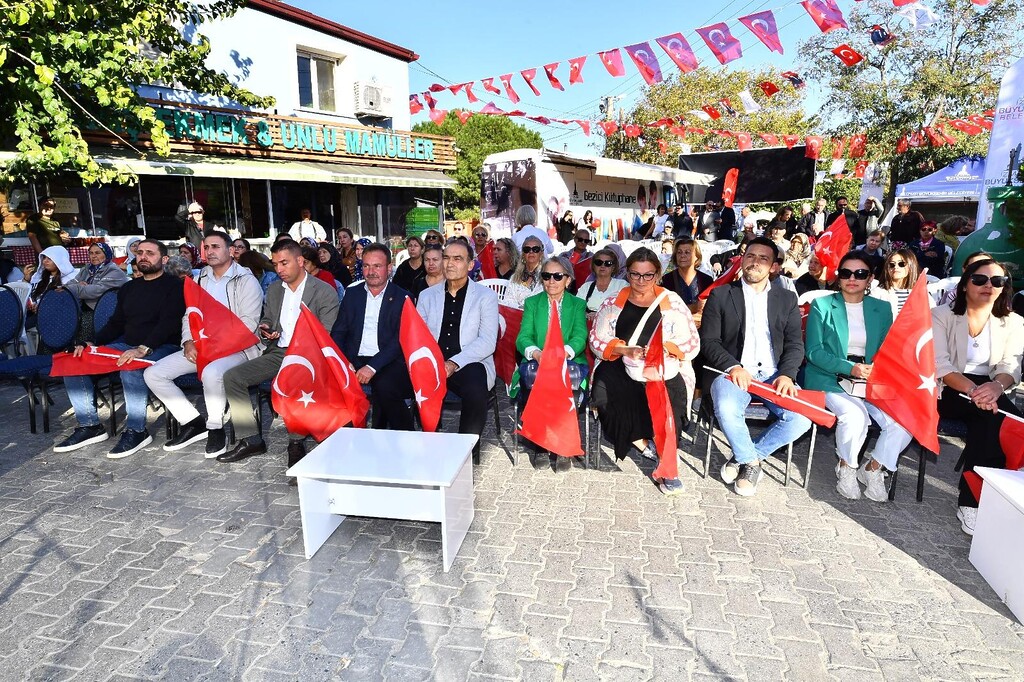 “Cumhuriyet Her Yerde” etkinliğinin durağı bu kez Seferihisar’ın Ulamış mahallesiydi.