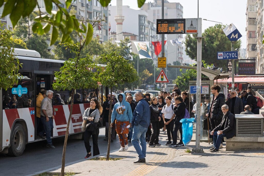 İzmir Büyükşehir'in yazılımlarını kendisinin yaptığı akıllı duraklar devrede.