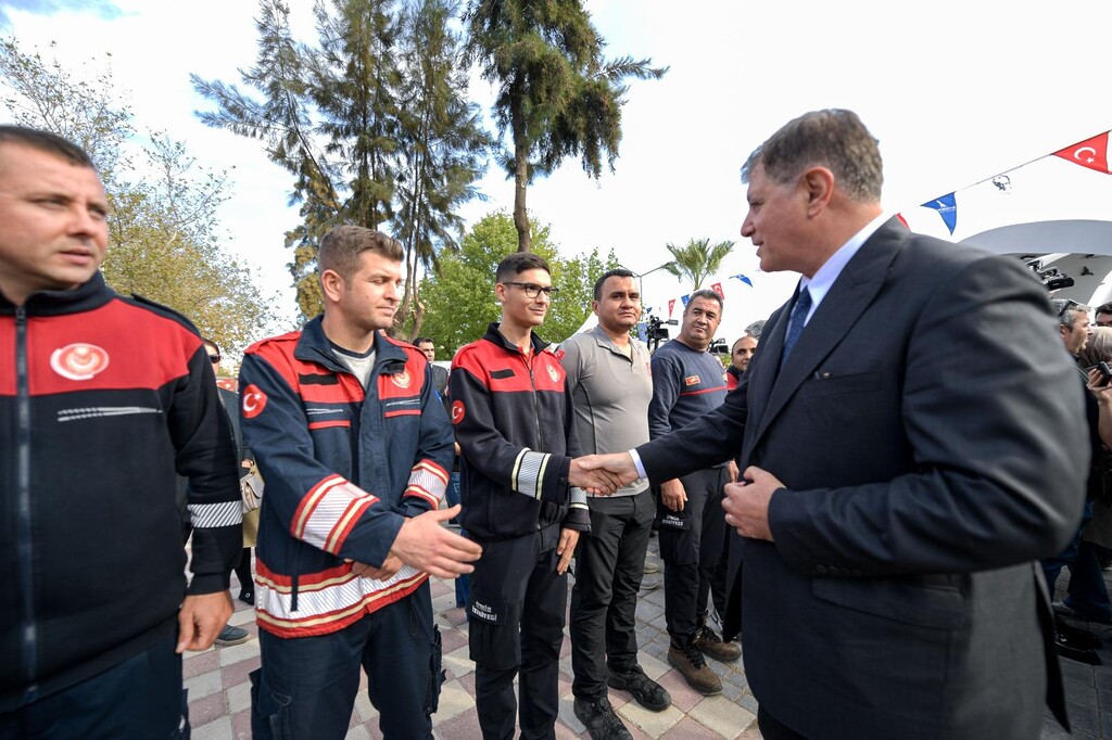 İzmir Büyükşehir Belediye Başkanı Cemil Tugay; "insanlarımızın deprem riskiyle yaşamasına izin veremeyiz"