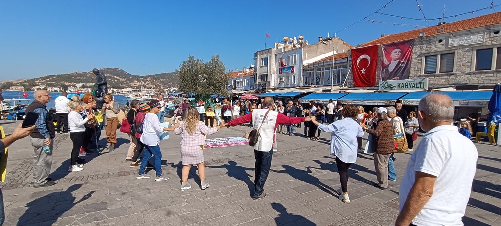 Tüm Emeklilerin Sendikası üyesi bir grup, basın açıklaması yaptıktan sonra Ankara'ya doğru yürüyüşe geçti.