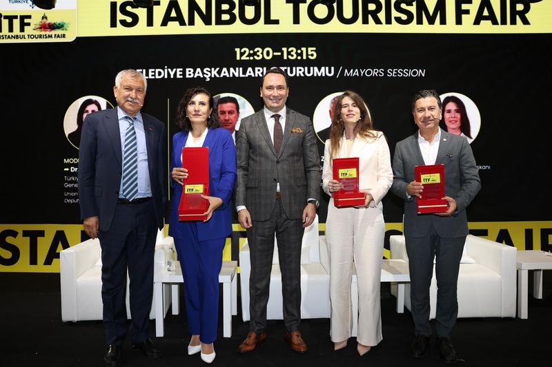 İstanbul Turizm Fuarı'nda konuşan Ll Denizli; "Çeşme Belediye Başkanı Lal Denizli; "Çeşme'yi Deniz-Güneş-Kum algısından kurtarmalıyız."