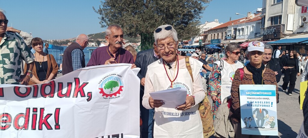 Tüm Emeklilerin Sendikası üyesi bir grup, basın açıklaması yaptıktan sonra Ankara'ya doğru yürüyüşe geçti.