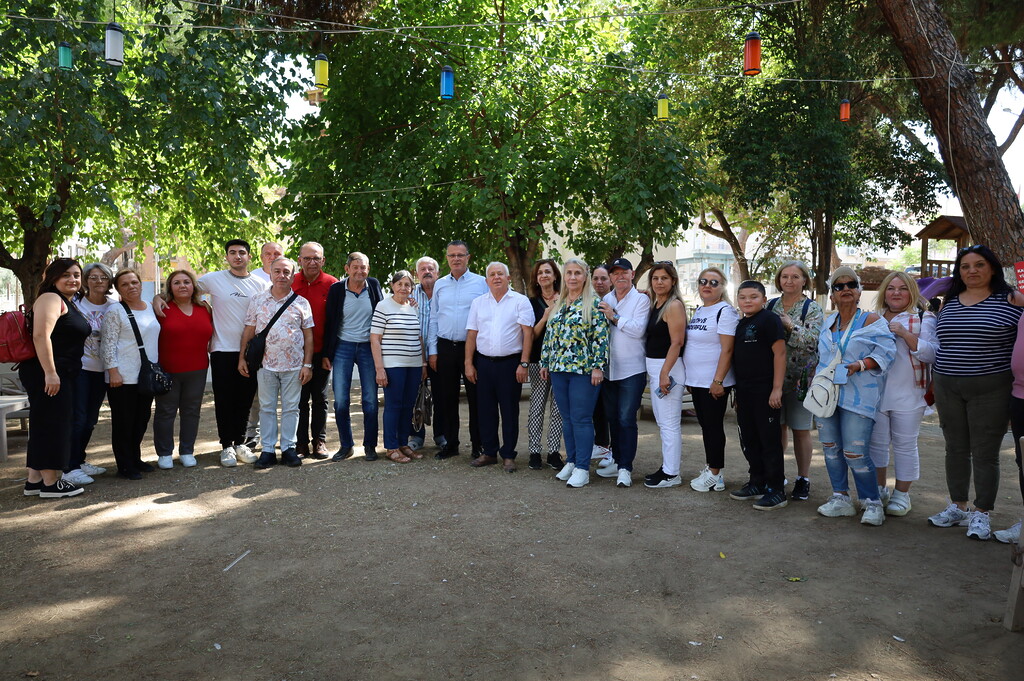 Alaşehir Belediye Başkanı Ahmet Öküzcüoğlu, İzmir'de yaşayan Alaşehirliler'i Karşıyaka Parkı'ında ağırladı