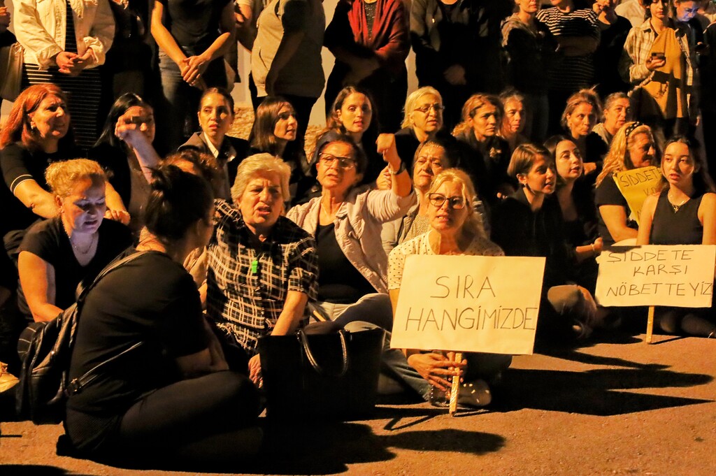 CHP Kadın Kolları, eski eşi Serkan Yıldız tarafından vurulan Özge için oturma eylemi düzenledi.