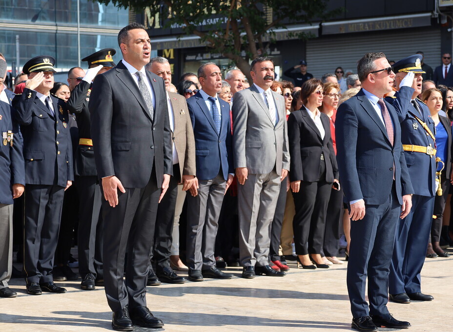 Cumhuriyet Bayramı Nedeniyle Çiğli'de çelen sunumu yapıldı.