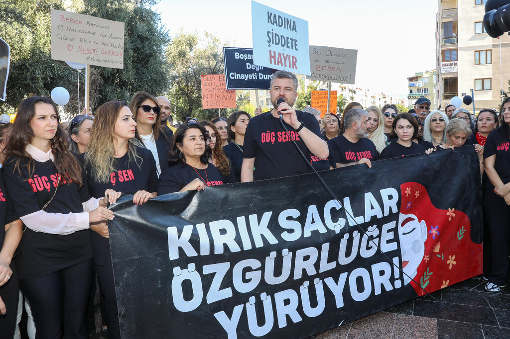 "Kırık Saçlar Özgürlüğe Yürüyor" hareketinin beşinci adımı Buca'da gerçekleşti.