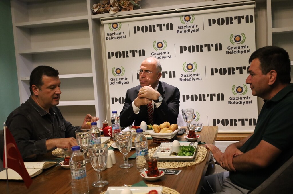 Gaziemir Belediye Başkanı Ünal Işık, Porta Cafe'de gazetecilerin sorularını yanıtladı.