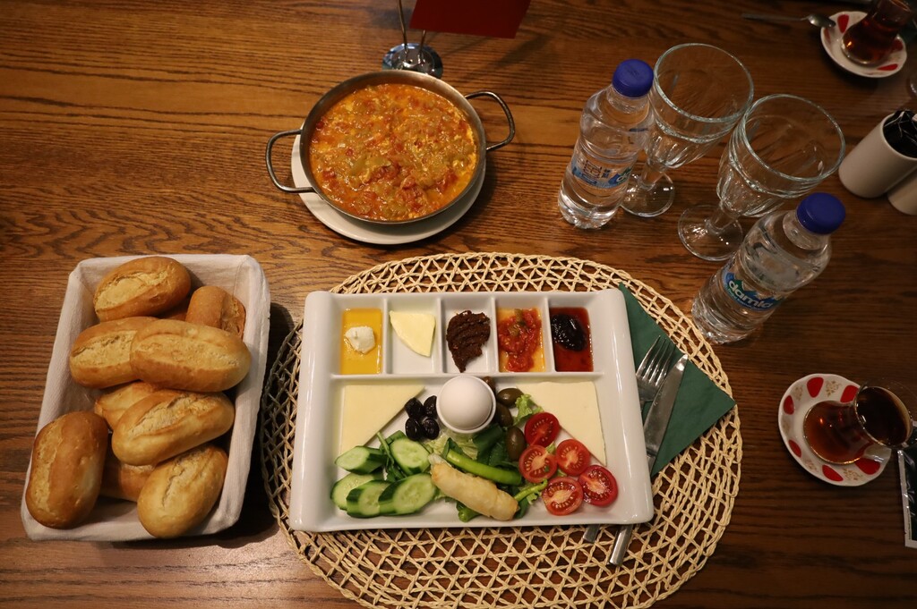 Gaziemir Belediye Başkanı Ünal Işık, Porta Cafe'de gazetecilerin sorularını yanıtladı.