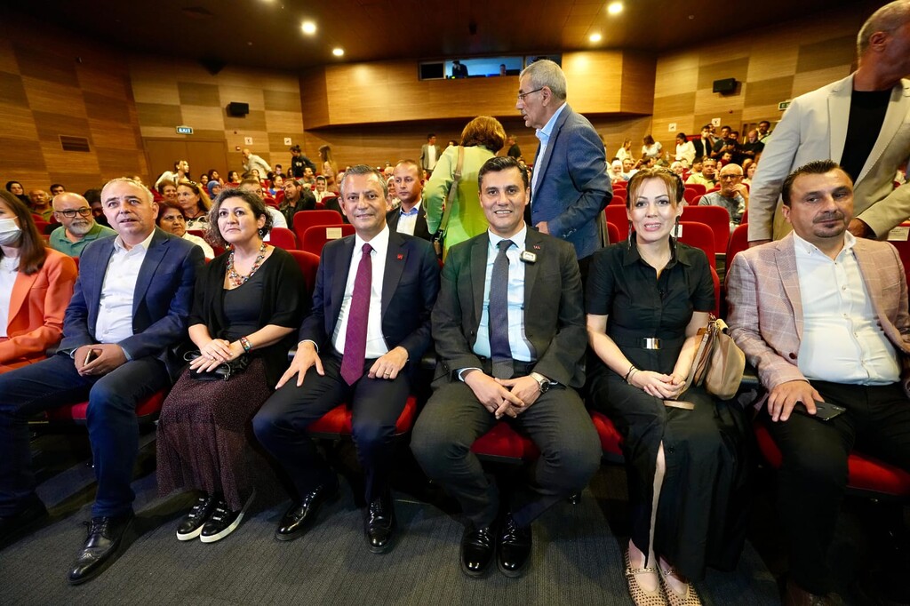 Manisa Şehir Tiyatroları sezon prömiyerini "Bir Gece Rüyası" oyunuyla yaptı.