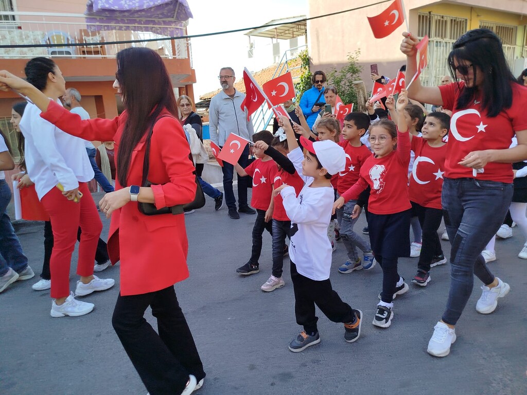 Güzeltepe İlköğretim okulu Cumhuriyet coşkusunu sokaklara taşıdı