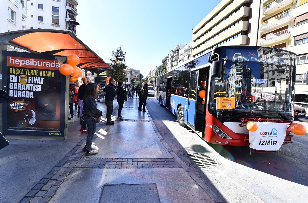 Lösemili çocuklar için renkli otobüs turu