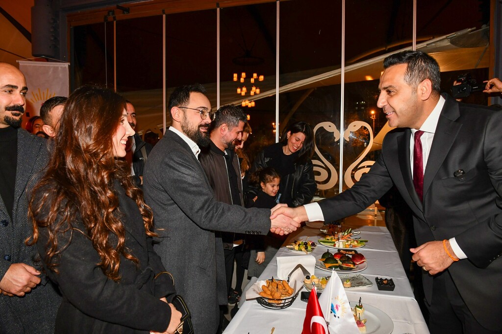 Çiğli Belediye Başkanı Onur Emrah Yıldız, 24 Kasım Öğretmenler Günü’nü iki farklı etkinlikle kutladı.