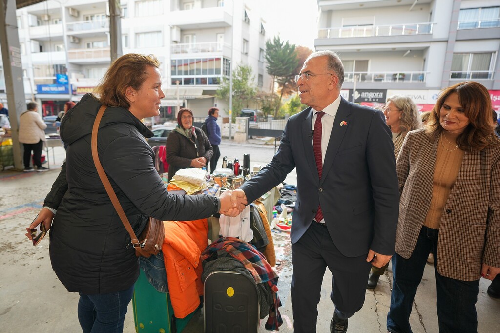 Başkan Ünal Işık, eşi Deniz Işık ile birlikte pazarı ziyaret etti.