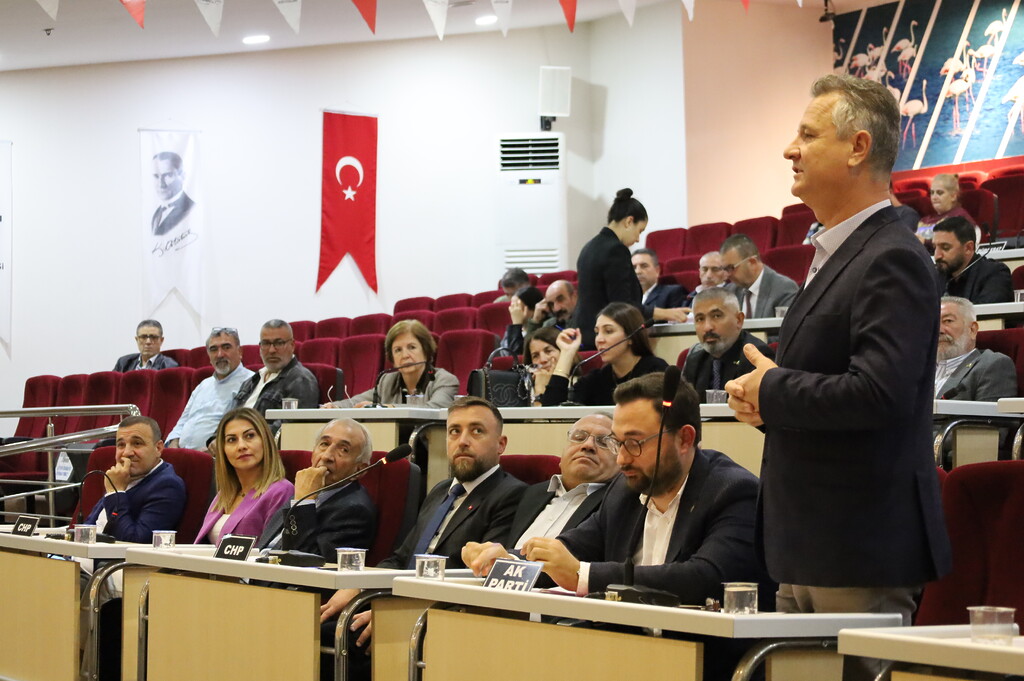Çiğli Belediye Meclisi'nde işine son verilen güvenlik amiri gündeme geldi.