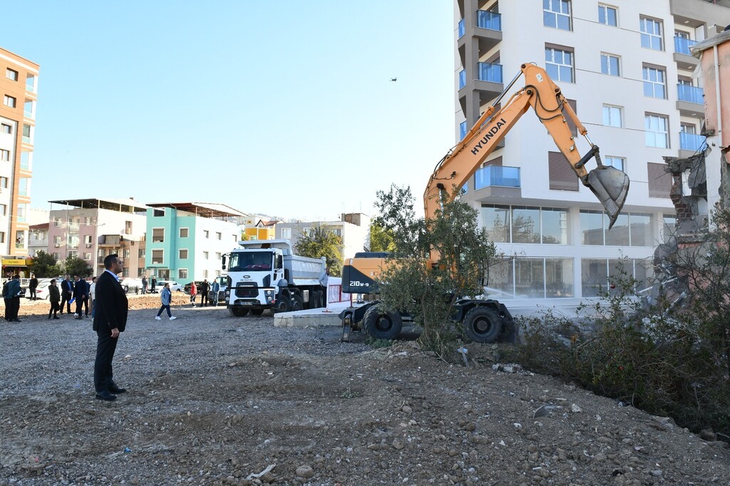 Metruk Binaların Yıkımı ile Çiğli'de Trafik Rahatlıyor