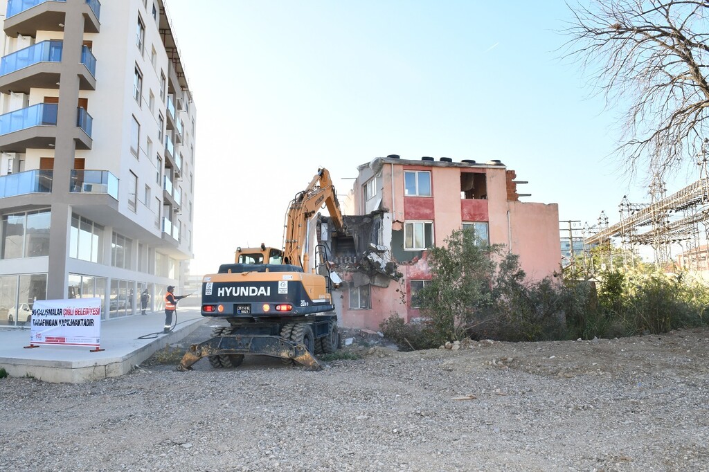 Metruk Binaların Yıkımı ile Çiğli'de Trafik Rahatlıyor

