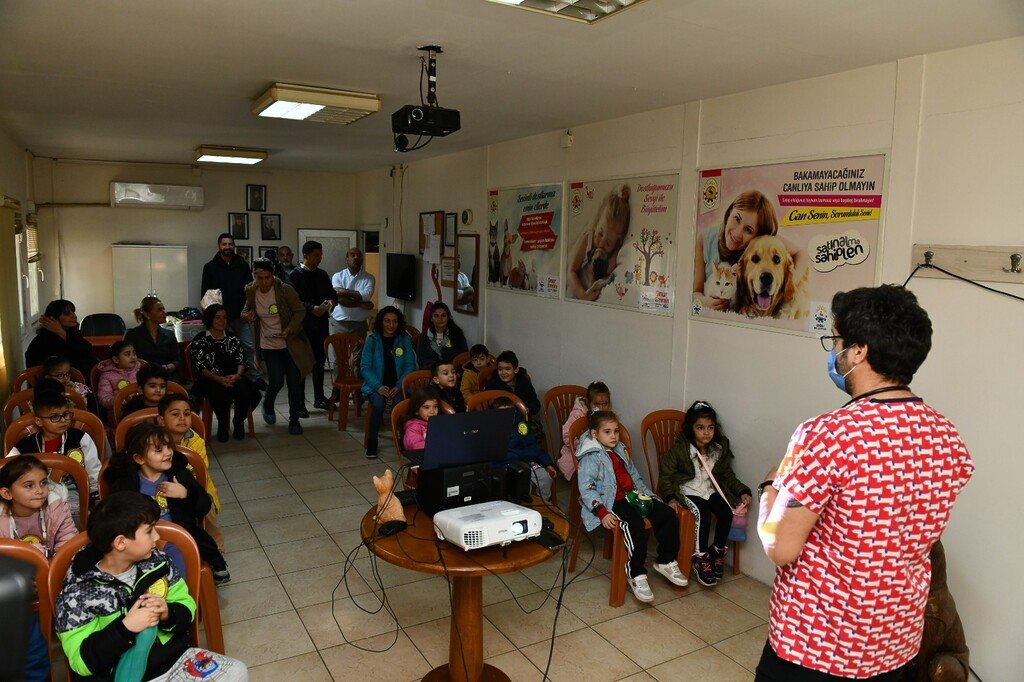 Çiğli Belediyesi'nden miniklere hayvan sevgisi semineri