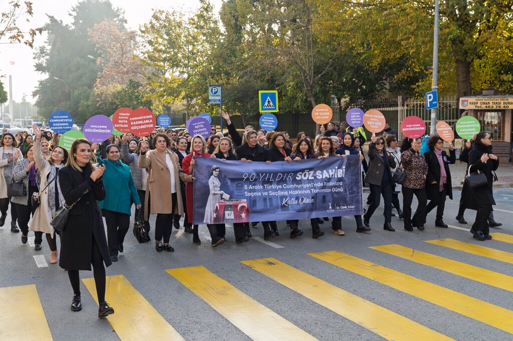 5 Aralık Dünya Kadın Hakları Günü'nde İzmir'in seçilmiş kadınları sahada