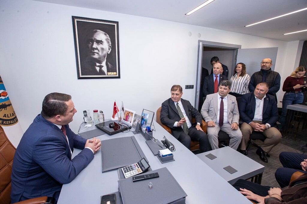 Aliağa'da Cemil Tugay'a hizmet teşekkürü