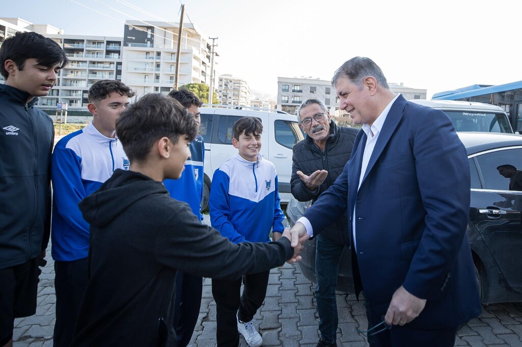 İzmir Büyükşehir Belediye Başaknı Cemil Tugay Balatçık'ta gençlerle buluştu.