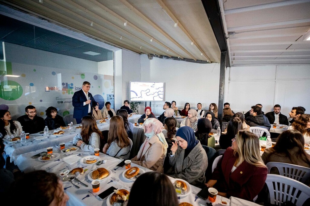 İzmir Büyükşehir Belediye Başkanı Cemil Tugay Genç İzmir bünyesinde yürütülen "Mahallede Dayanışma Var" projesinin gönüllü gençleriyle buluştu.