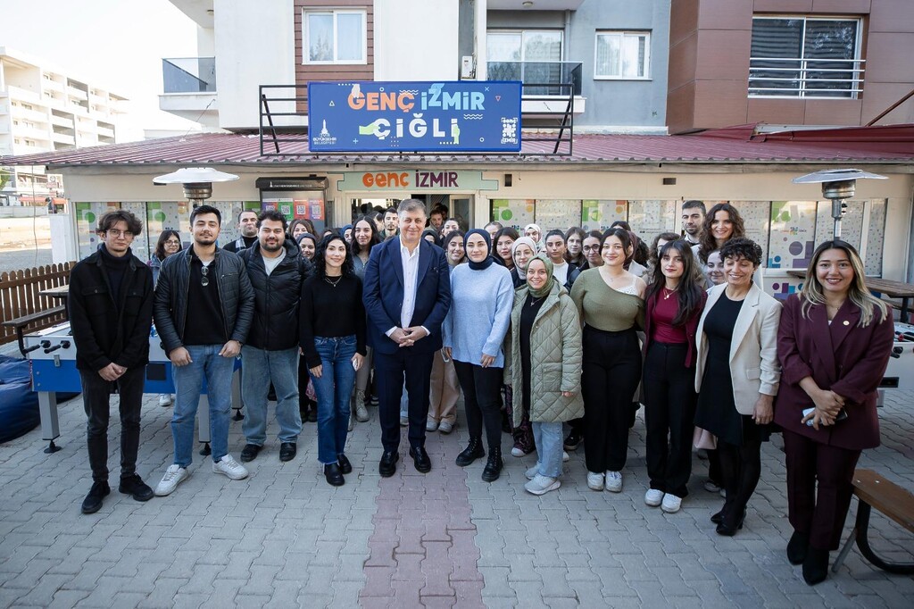 İzmir Büyükşehir Belediye Başaknı Cemil Tugay Balatçık'ta gençlerle buluştu.