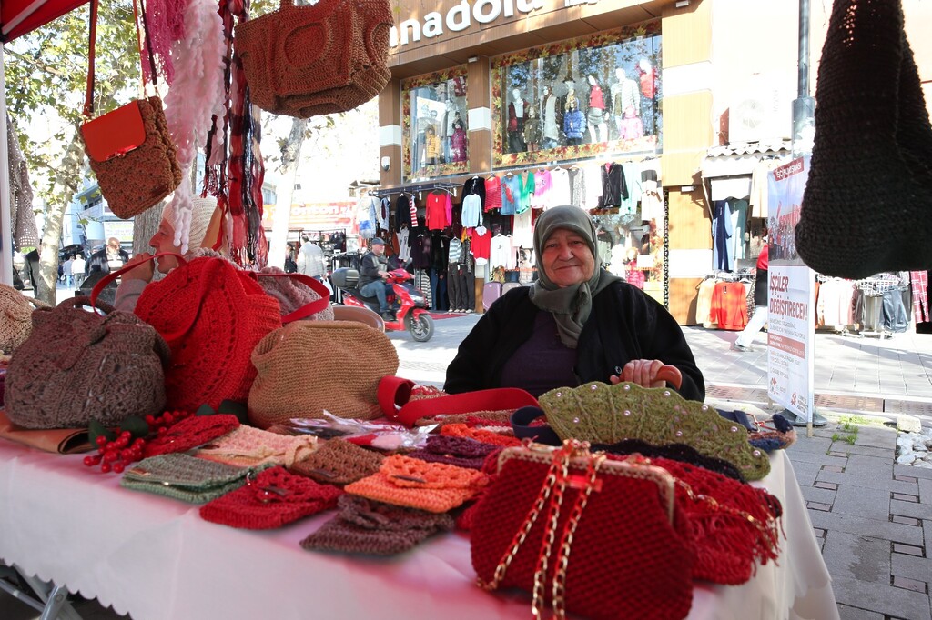 Çiğli Belediyesi'nin Yeni Yıl Kermesi Büyük İlgi Gördü