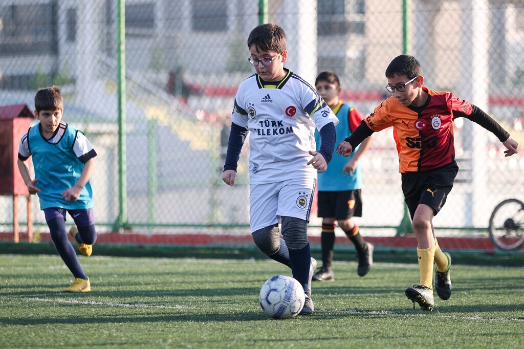 Buca Belediyesi’nin kış spor kurslarına büyük ilgi