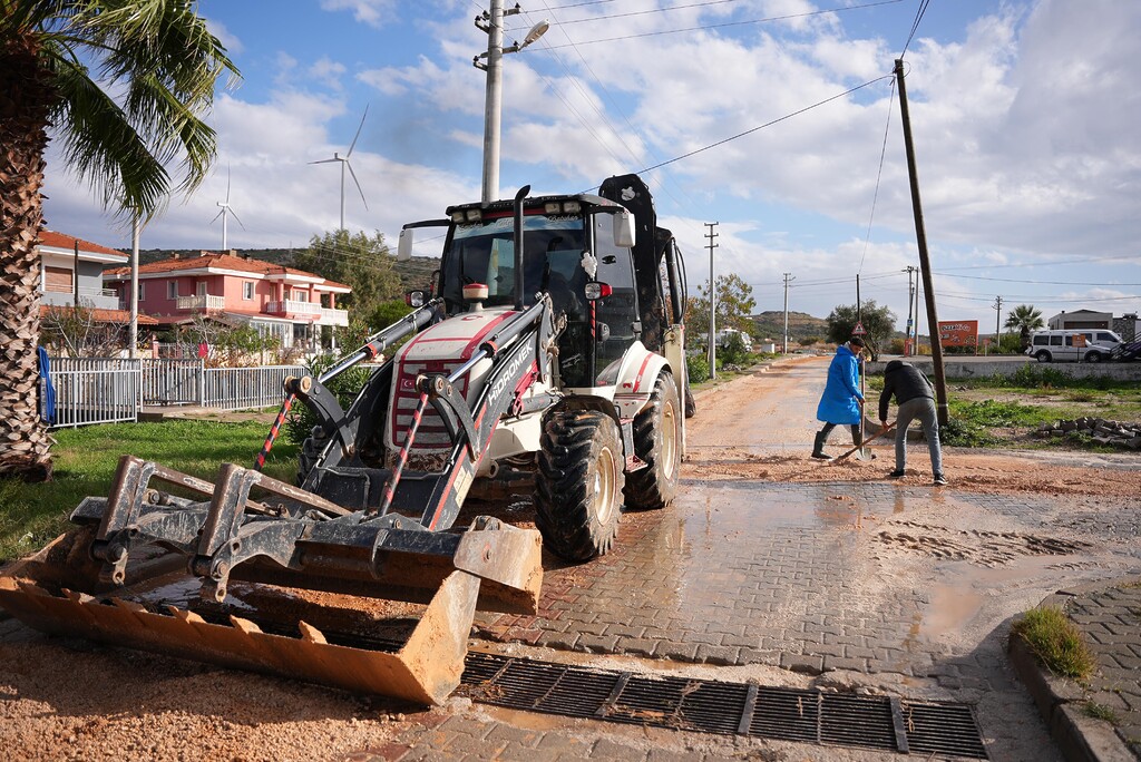 Çeşme Belediye ekipleri yoğun yağışa karşı sahada