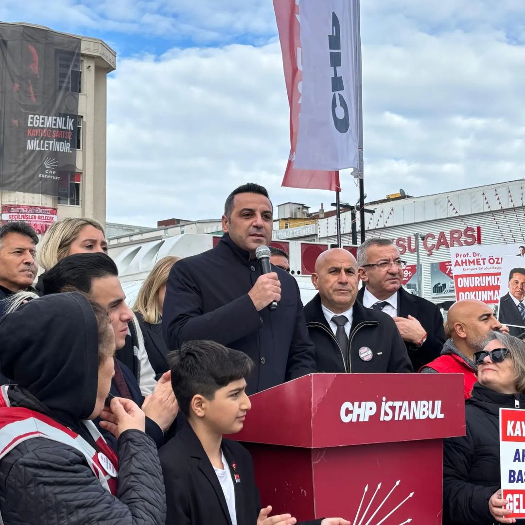 Çiğli Belediye Başkanı Onur Emrah Yıldız, CHP Çiğli İlçe ÖRGÜTÜ ESENYURT'TAKİ DEMOKRASİ NÖBETİNE KATILDI