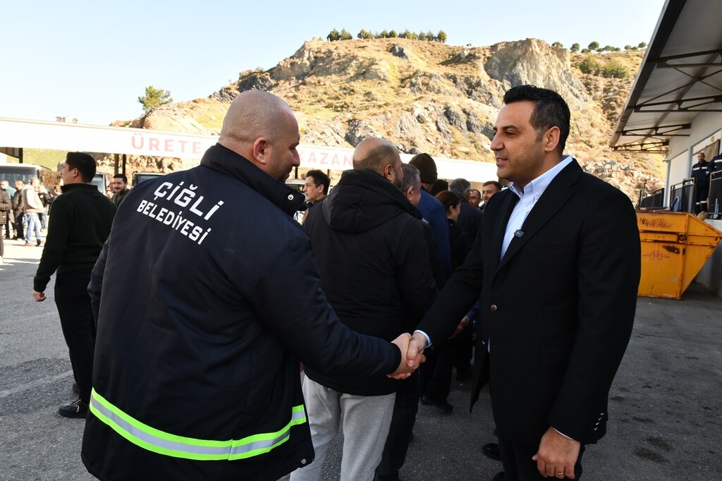 Onur Emrah Yıldız, mesai arkadaşlarının yeni yılını kutladı.