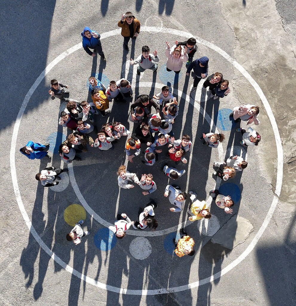 Menemen Belediyesi, ilçesinde bulunan ilk ve ortaokul bahçelerinde seksek, köşe kapmaca ve pusula gibi birçok unutulmaz oyunun çizim alanını oluşturuyor.