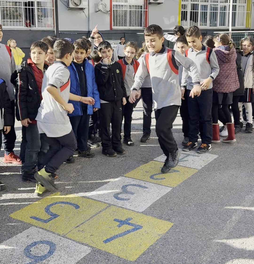 Menemen Belediyesi'nin okul bahçesine çizdiği "sek sek" oyunu