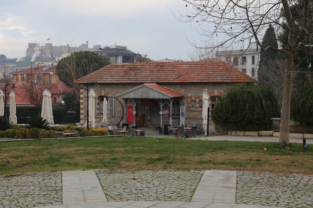 EFES SELÇUK BELEDİYESİ, ÖĞRENCİLER VE EMEKLİLER İÇİN FERAHLI KAFE VE CARPOUZA CAFE'DE İNDİRİM KAMPANYASI BAŞLATTI.