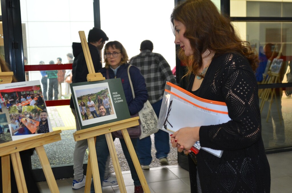 Sergiye EÜ Edebiyat Fakültesi Dekanı Prof. Dr. Yusuf Ayönü’nün yanı sıra fakültelerin akademisyenleri ve öğrenciler katıldı.