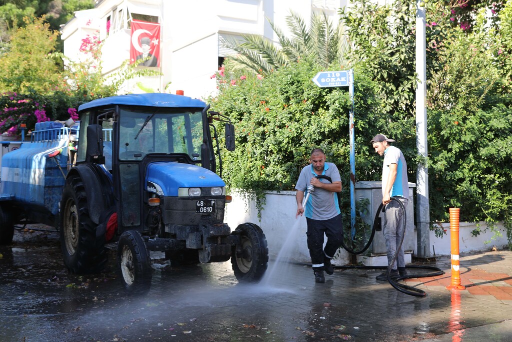 Marmaris Belediyesi temizlik personelleri sokakları yıkayıp temizliyor