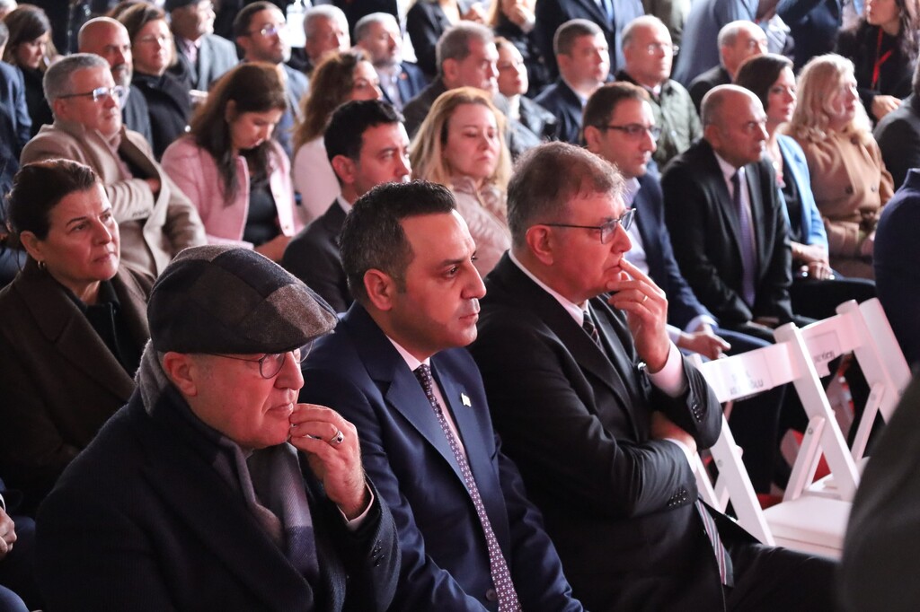 Cumhuriyet Halk Partisi Genel Başkanı Özgür Özel,  Çiğli’de düzenlenen törenle Balatçık Kent Lokantası ve Özge Polat Kent Kitaplığı'nın açılışını gerçekleştirdi. 