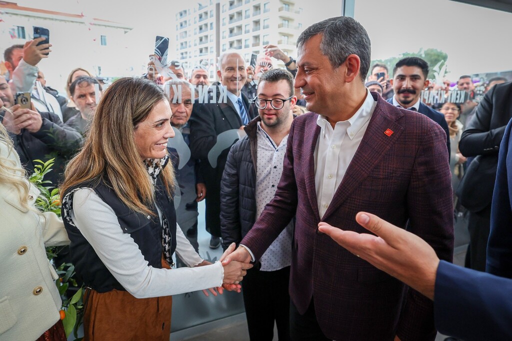 Cumhuriyet Halk Partisi Genel Başkanı Özgür Özel,  Çiğli’de düzenlenen törenle Balatçık Kent Lokantası ve Özge Polat Kent Kitaplığı'nın açılışını gerçekleştirdi. 