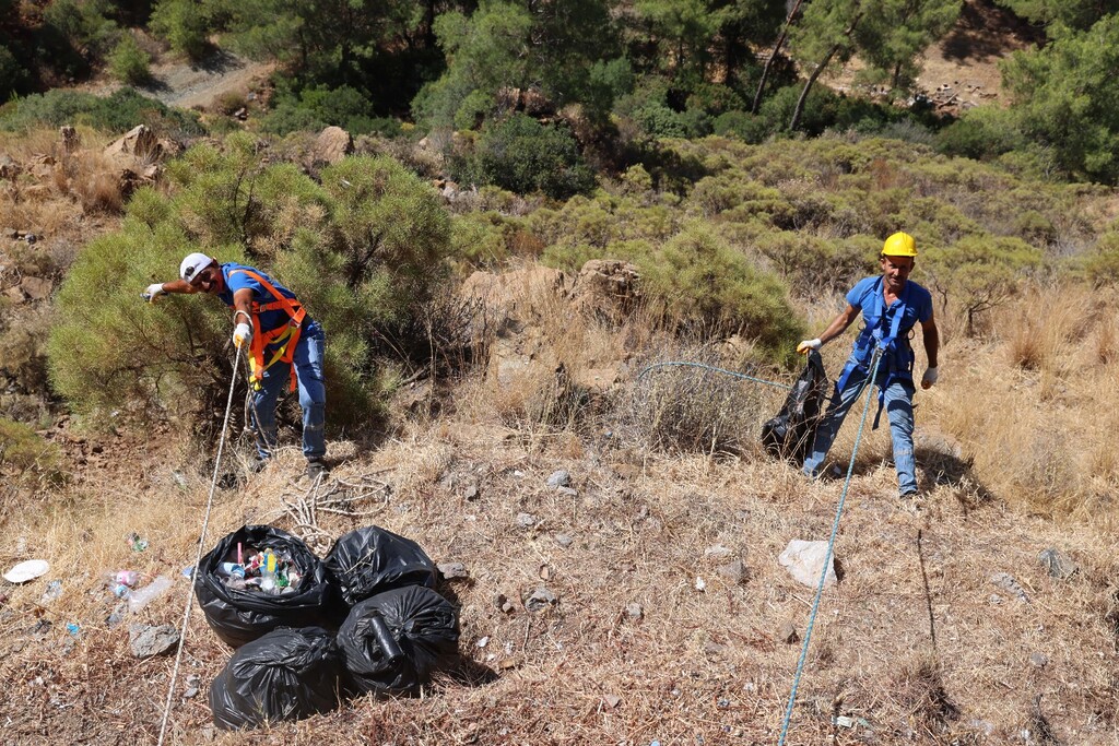 Marmaris Belediyesi'ne bağlı temizlik ekipleri, ormanlık alanlarda çevre temizliği çalışmaları yürütüyor.